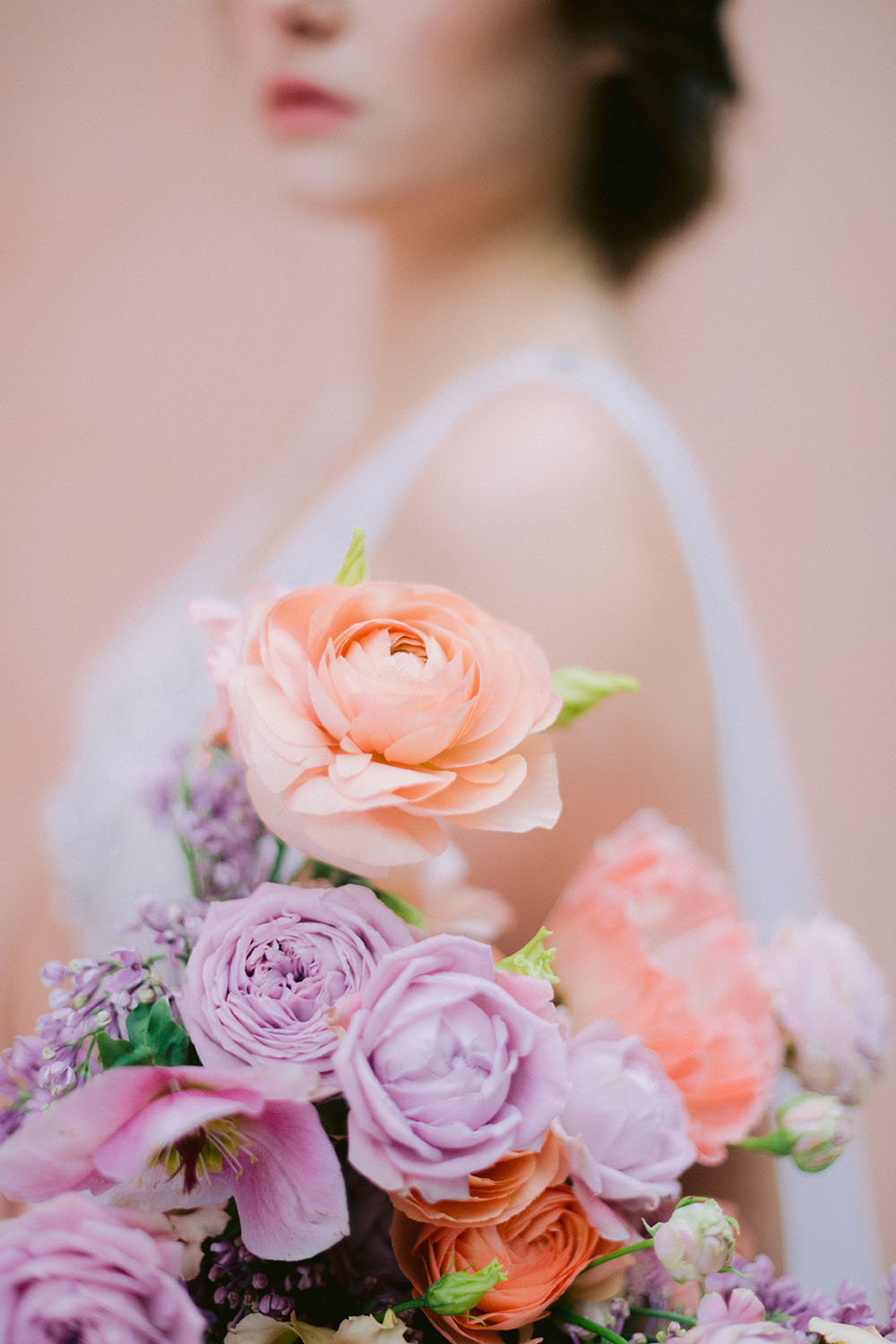 la mriée tient un très grand bouquet de fleurs